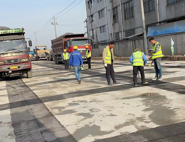 洪梅镇老材料的新故事：玻璃纤维土工格栅如何在‘白改黑’浪潮中重获新生？